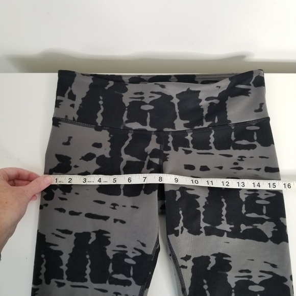 Alo Yoga High Waist Airbrush Tie Dye Capri Leggings Size S Black Gray - Picture 11 of 12